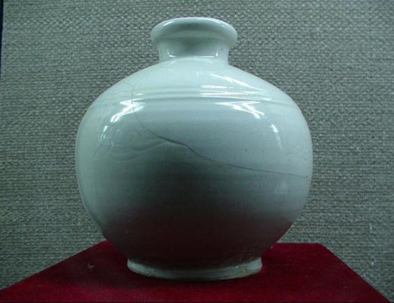 收藏于定州博物館的白釉劃花朵云紋球形瓶，瓶身上有明顯修復的痕跡