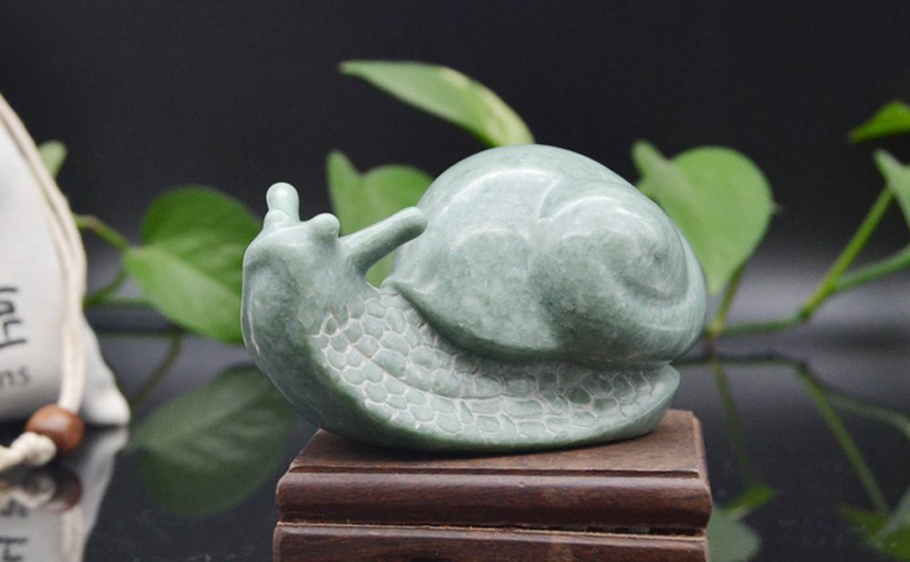 擺放在茶臺(tái)上的大宋定窯蝸牛小茶寵