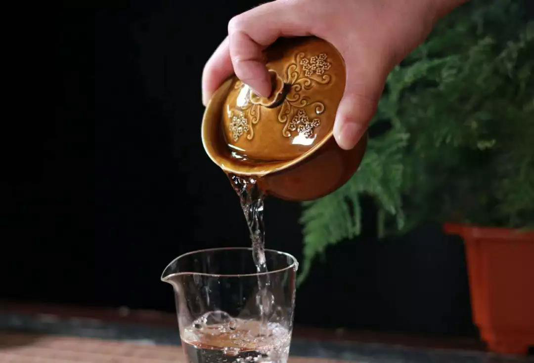 這款大宋定窯精心制作的蓋碗，杯蓋展現了印花工藝